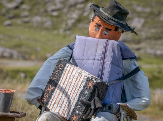 A funny musician on the road to Lewis