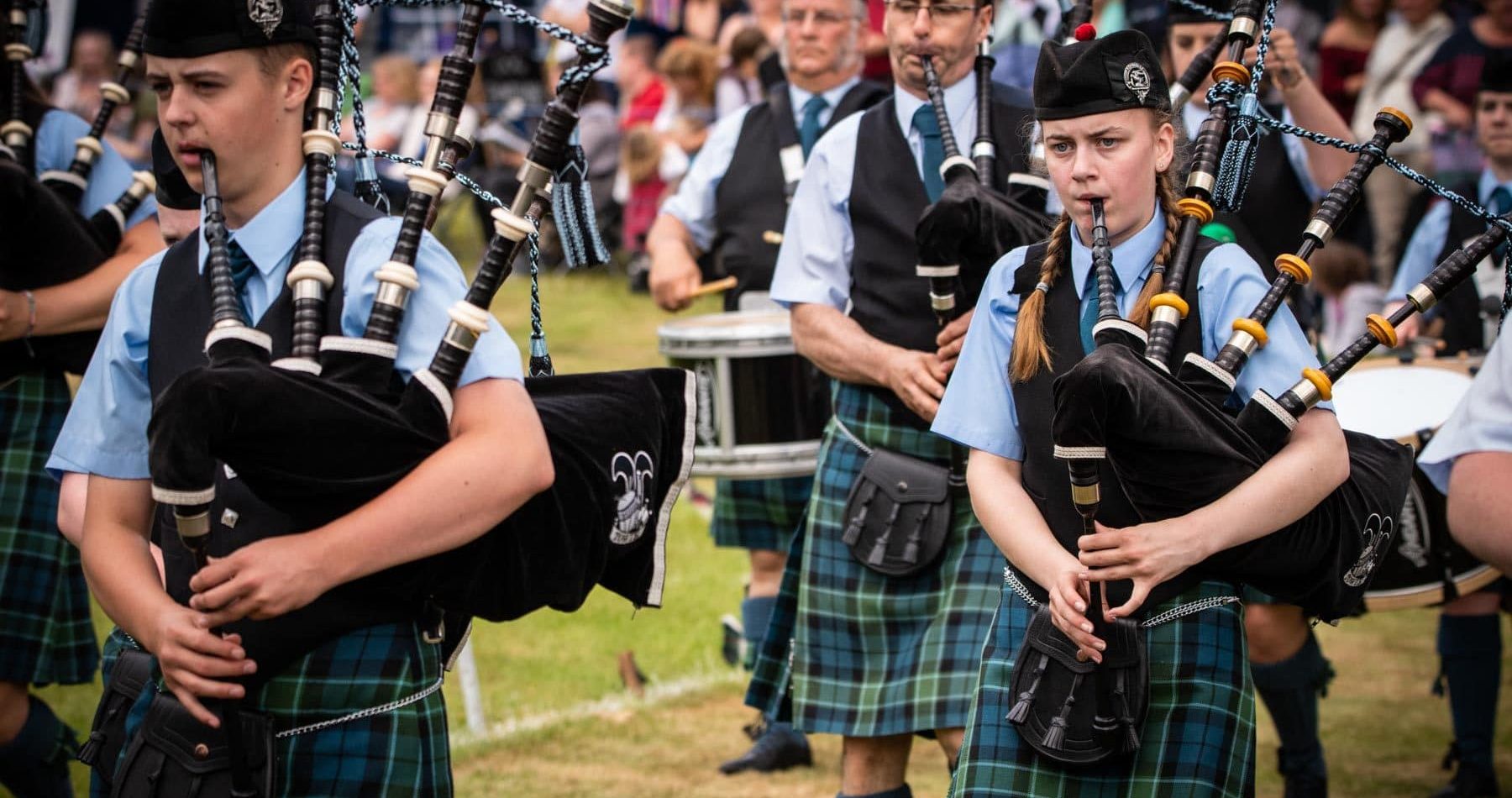 highland-games-the-parade-of-pipe-bands-sir-edwards-roadtrip