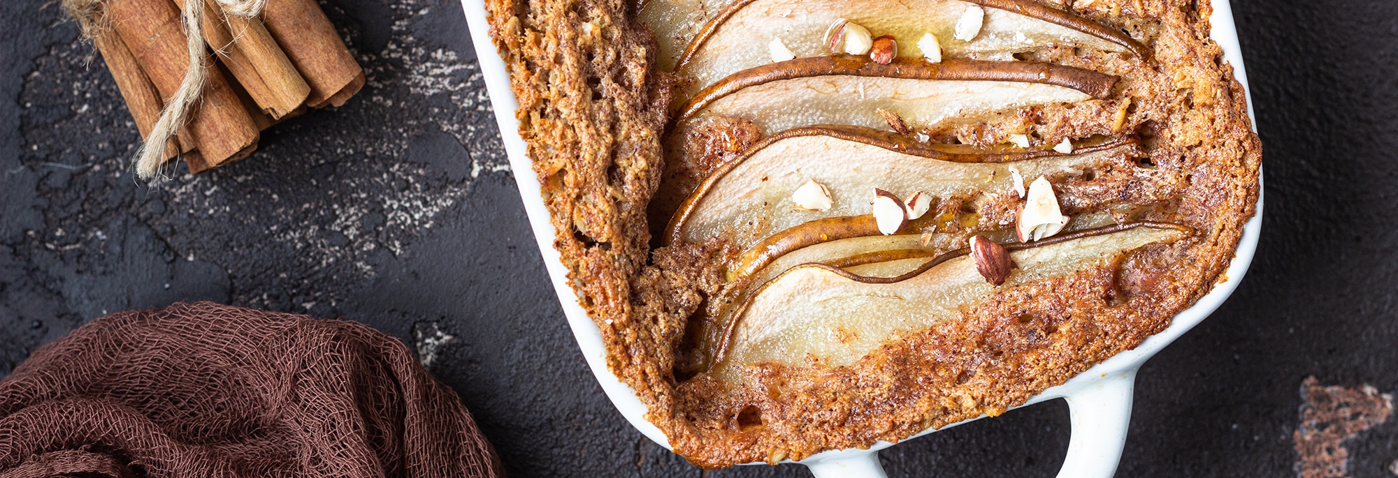 Pear and gingerbread crumble